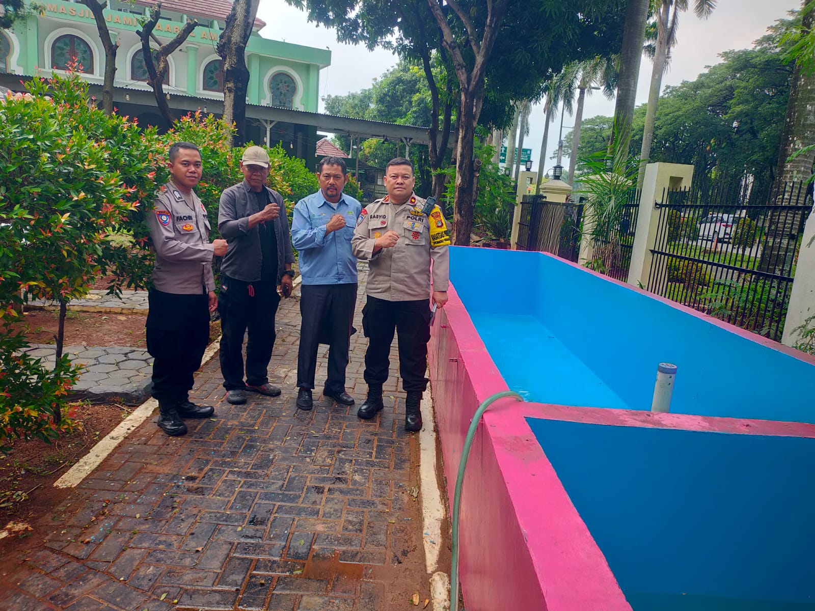 Bantuan air bersih kolam ketahanan pangan Polres Bekasi